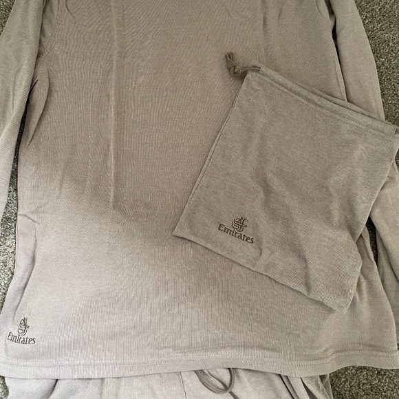 Emirates First class men's pajamas and bag - Picture 1 of 3